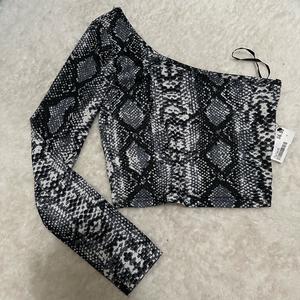 One sleeve crop top